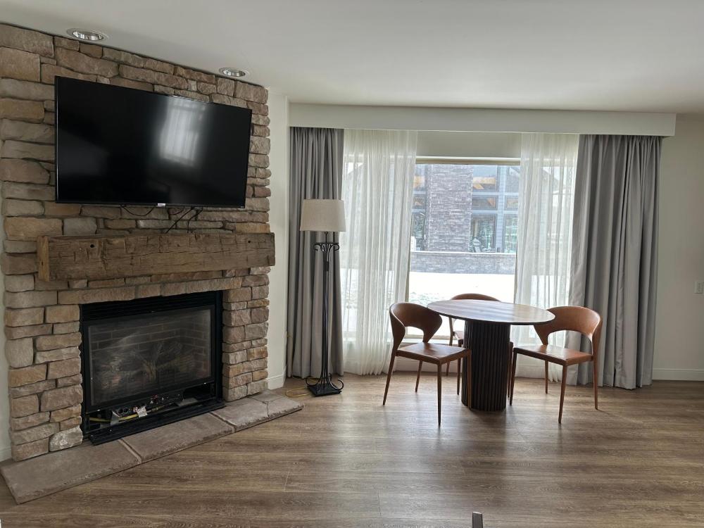 Deluxe King Suite interior