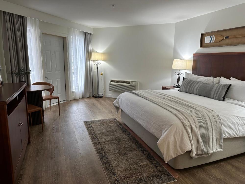 Deluxe King Room interior